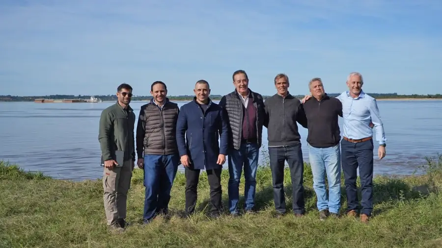 Autoridades durante la recorrida de obras en Puerto Ocampo junto al río Paraná donde se proyecta la conexión con Bella Vista, Corrientes.