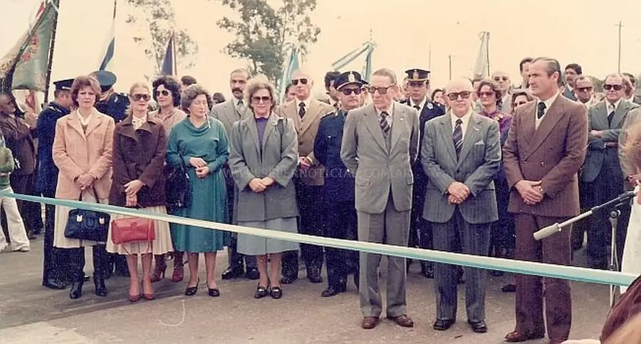 Autoridades provinciales y vecinos durante el acto oficial de inauguración del pavimento en Romang
