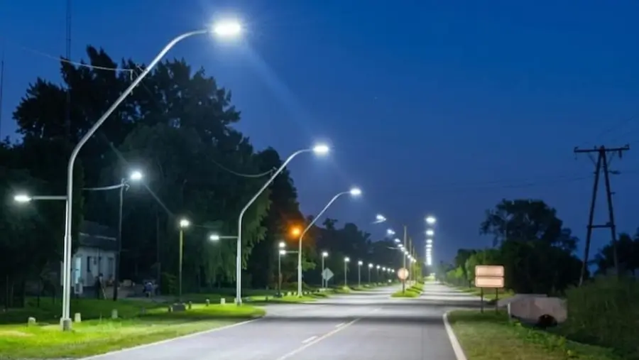 Avenida principal asfaltada de Durán con moderna iluminación LED, una de las obras que reflejan el crecimiento y desarrollo de la localidad santafesina.