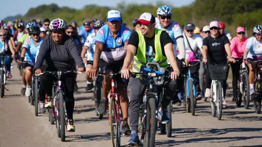 Ciclista sobre el nuevo puente de La Sirena en La Sarita durante la bicicleteada recreativa.