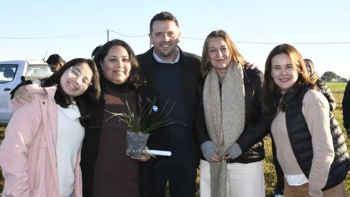 Gonzalo Braidot junto a las familias adjudicatarias durante la entrega de 40 lotes en Avellaneda.