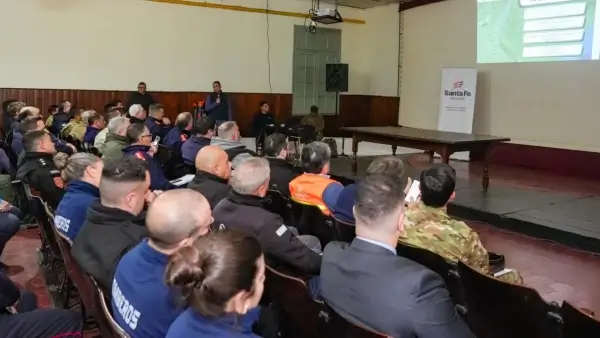 Participantes de organismos provinciales y nacionales durante la capacitación sobre protocolos de emergencia por el posible fenómeno de El Niño en Santo Tomé.