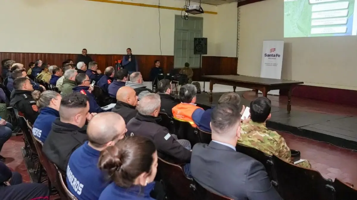Participantes de organismos provinciales y nacionales durante la capacitación sobre protocolos de emergencia por el posible fenómeno de El Niño en Santo Tomé.