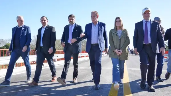 La diputada Charo Mancini, el gobernador Maximiliano Pullaro y autoridades recorren el nuevo puente El Pindó en Villa Ocampo.