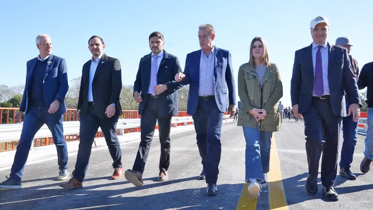 La diputada Charo Mancini, el gobernador Maximiliano Pullaro y autoridades recorren el nuevo puente El Pindó en Villa Ocampo.