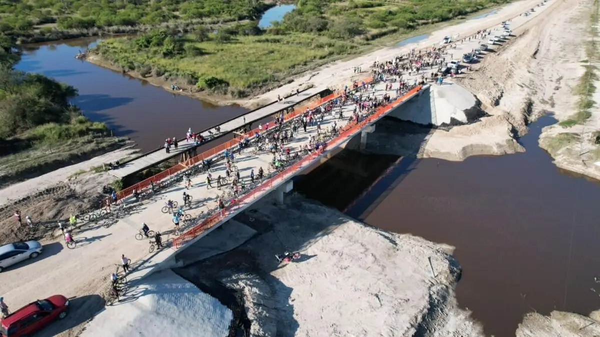 Ciclista sobre el nuevo puente de La Sirena en La Sarita durante la bicicleteada recreativa.
