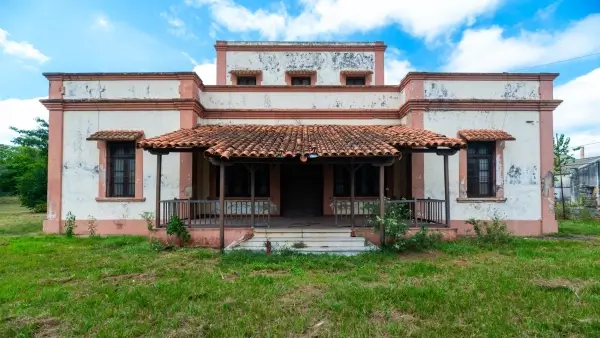 C.O.E.T. de Tacuarendí, histórico edificio del ex Ingenio Tacuarendí que busca ser declarado Monumento Histórico y Cultural Provincial