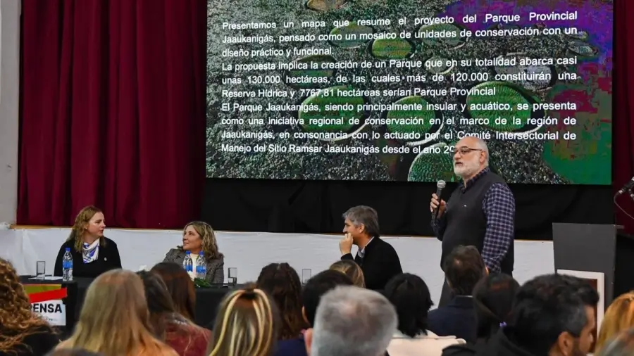 Especialistas exponen durante una conferencia del Foro Nacional de Humedales en Villa Ocampo