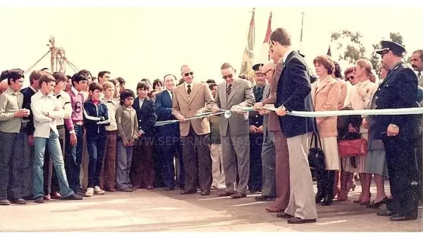 Corte de cintas durante la inauguración del pavimento en Romang el 7 de junio de 1980