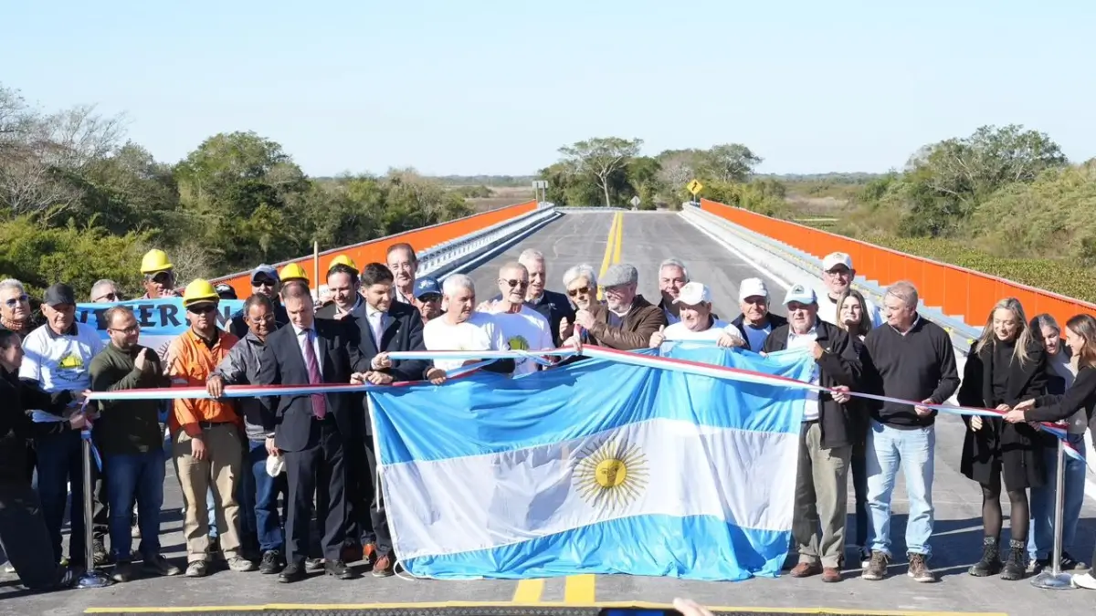 corte de cintas durante la inauguración del puente sobre el arroyo El Pindó.