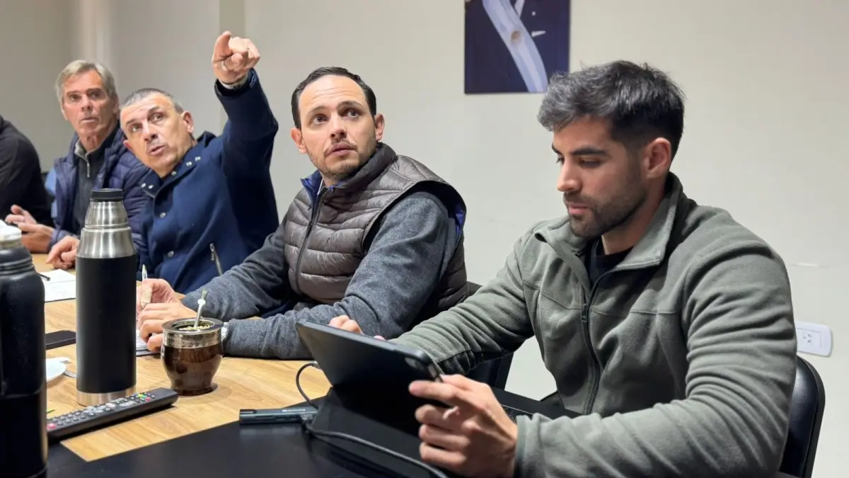 Intendente Cristian Marega durante la reunión sobre la conectividad con Bella Vista