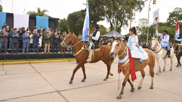 Desfile Cívico Militar realizado en Avellaneda durante la celebración del Día de la Bandera