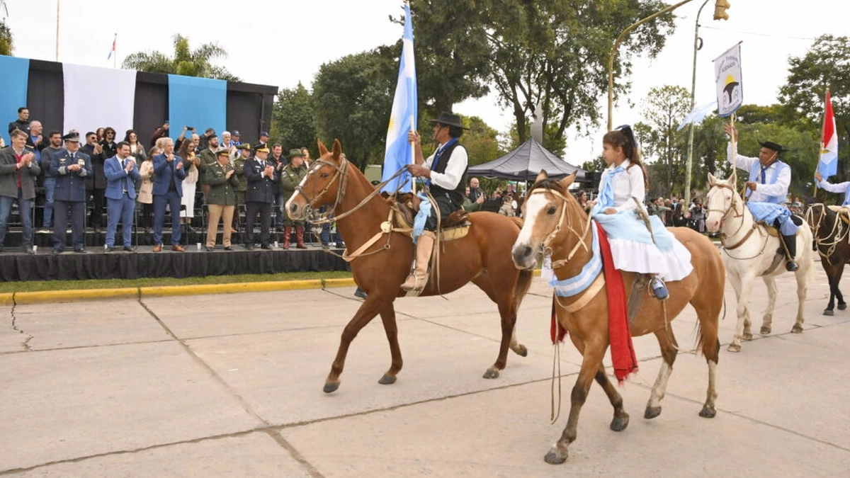 Desfile Cívico Militar realizado en Avellaneda durante la celebración del Día de la Bandera