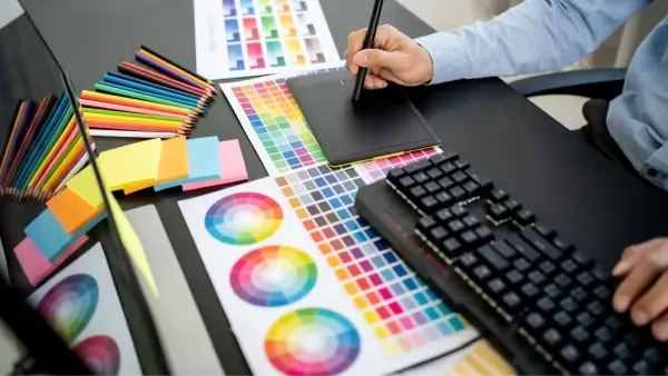 Diseñador gráfico trabajando en proyectos de comunicación visual y publicidad digital