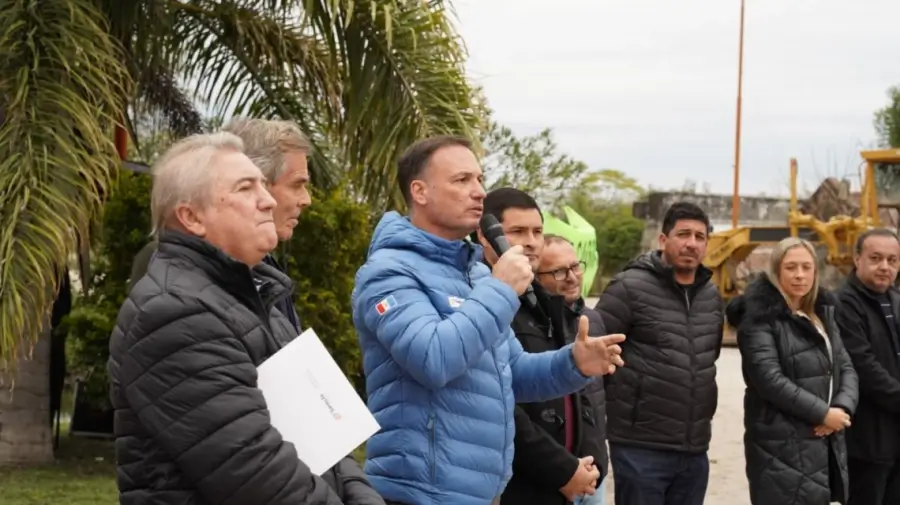 El ministro Lisandro Enrico y el subadministrador Zona Norte de Vialidad Provincial, Sergio Cardozo, durante el acto de inicio de la obra de pavimentación de la Ruta Provincial 31 entre Tartagal e Intiyaco