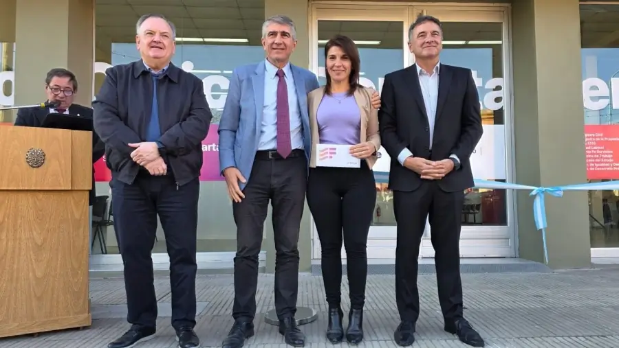 Entrega de aportes del Programa de Obras Menores a autoridades de Hersilia