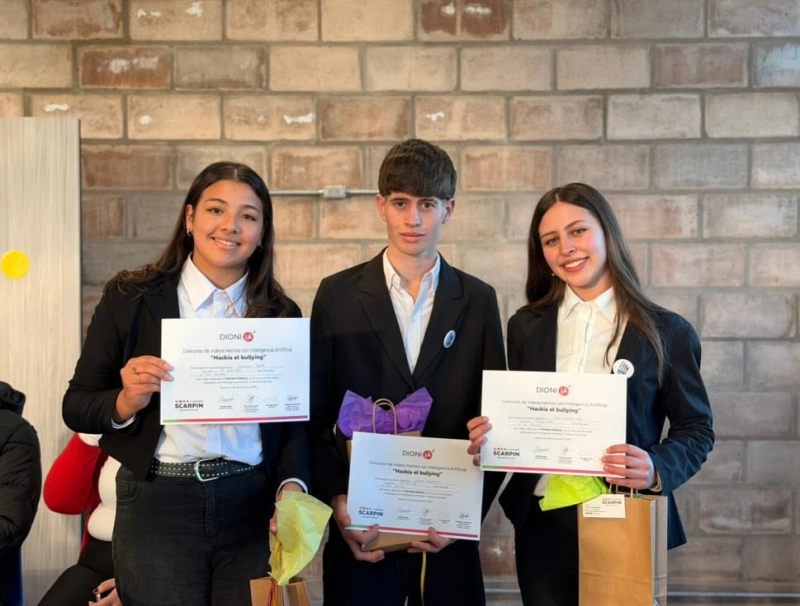 Entrega de reconocimientos a uno de los equipos participantes del concurso HackIA el Bullying durante la ceremonia realizada en el Centro de Innovación de Avellaneda.
