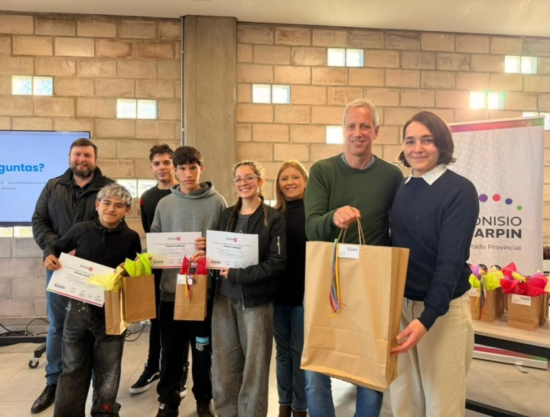 El diputado Dionisio Scarpin entrega un reconocimiento a estudiantes participantes de la final del concurso HackIA el Bullying en Avellaneda.