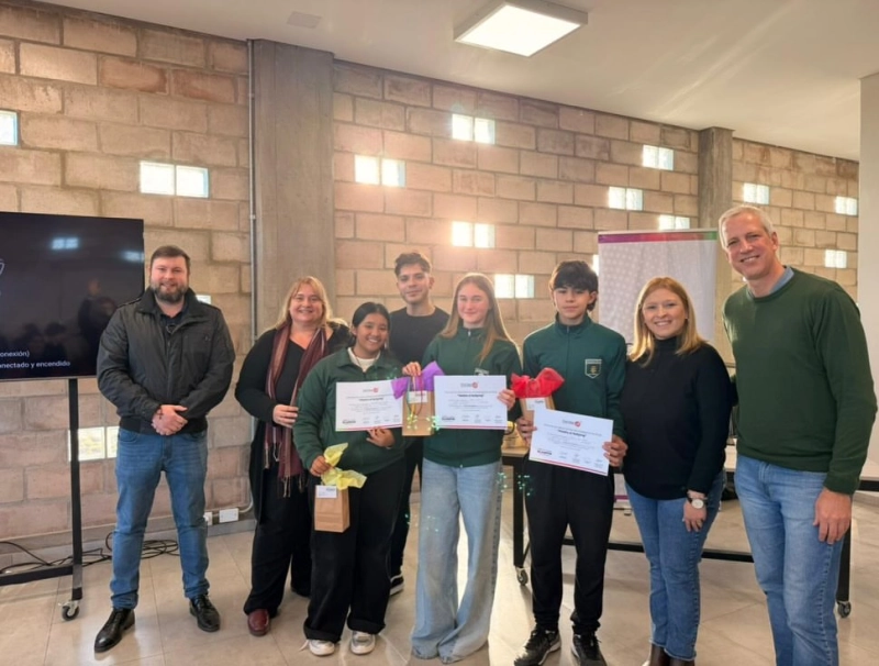 Estudiantes reciben un reconocimiento tras participar en la final del concurso HackIA el Bullying, iniciativa sobre inteligencia artificial y convivencia escolar.