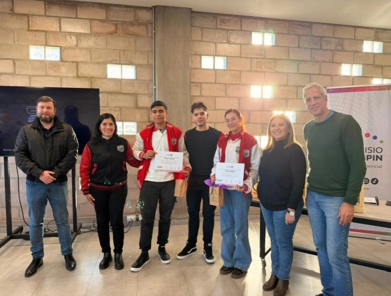 Reconocimiento a un equipo finalista del concurso HackIA el Bullying durante la premiación realizada en Avellaneda, Santa Fe.