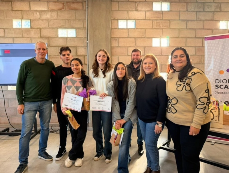 Ceremonia de entrega de premios del concurso HackIA el Bullying con estudiantes de escuelas secundarias del norte santafesino.