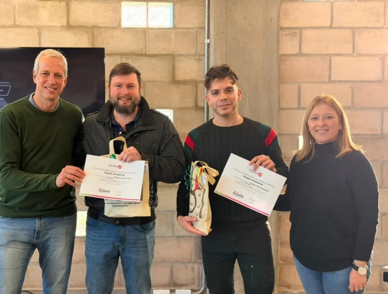Participantes reciben reconocimientos en la final de HackIA el Bullying, concurso que promueve el uso responsable de la inteligencia artificial en las escuelas.