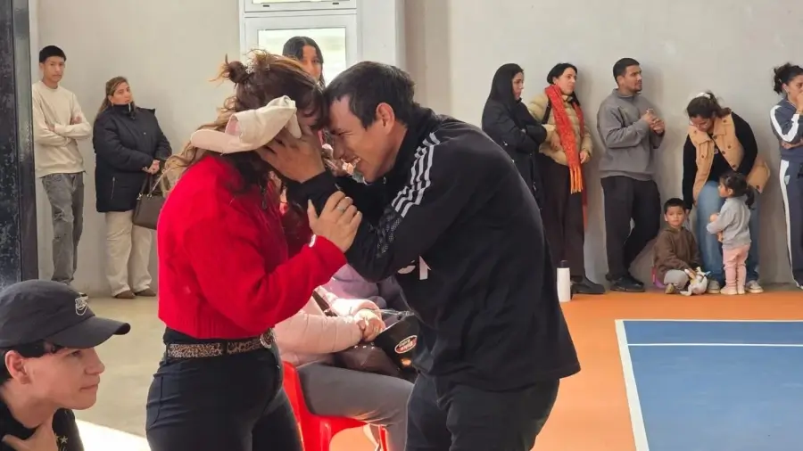 Familia celebra tras resultar preseleccionada en el sorteo de viviendas realizado en Ceres