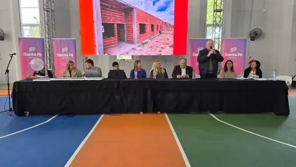 Felipe Michlig brinda su mensaje durante el acto de sorteo de viviendas realizado en la ciudad de Ceres