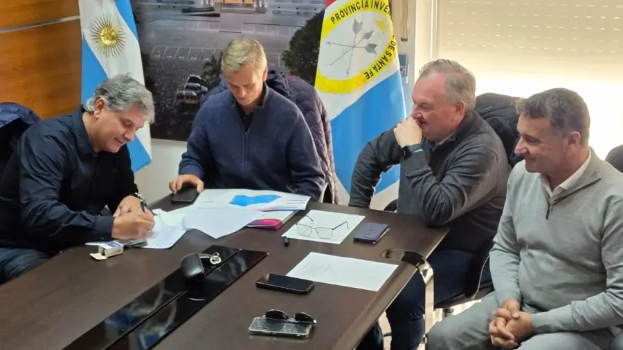Firma de uno de los convenios de inversión para obras viales en localidades del departamento San Cristóbal