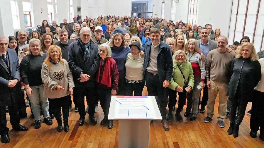 Autoridades e instituciones durante la firma del compromiso por los derechos de las personas mayores en Rosario