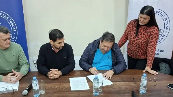 Firma del convenio entre la Provincia de Santa Fe y el Hogar de Ancianos Padre Eligio Giacomozzi en Las Toscas.