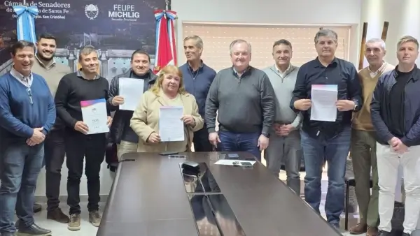 Felipe Michlig, Pablo Seghezzo y autoridades comunales durante la firma de convenios para obras viales en el departamento San Cristóbal