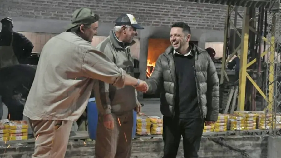 El intendente Gonzalo Braidot conversa con colaboradores durante la Raviolada de La Vertiente
