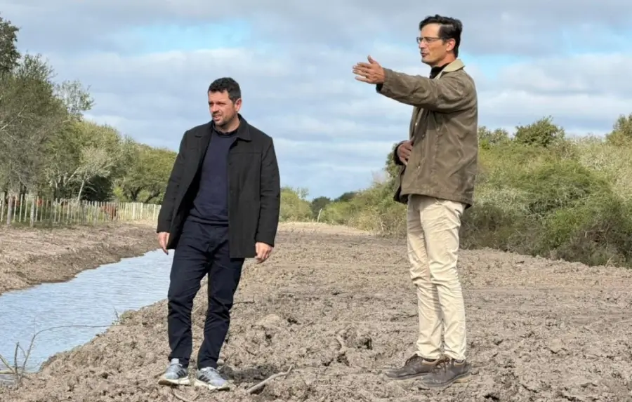 Gonzalo Braidot y Hugo Bernardis supervisan trabajos de limpieza de desagües en Avellaneda