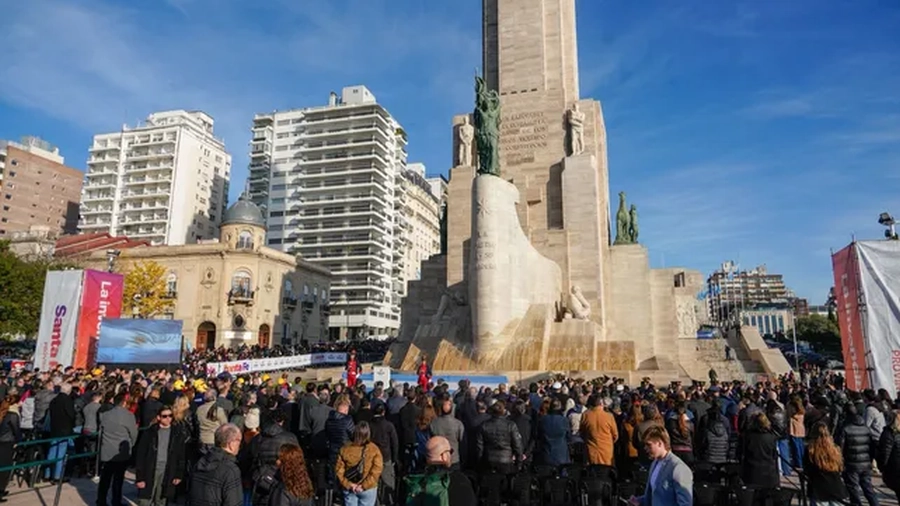 Asistentes participan de la inauguración de la restauración del Monumento Nacional a la Bandera en Rosario encabezada por Maximiliano Pullaro