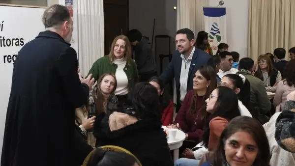 Intendente Gonzalo Braidot junto a vecinos durante el encuentro sobre prevención de consumos problemáticos en Avellaneda.