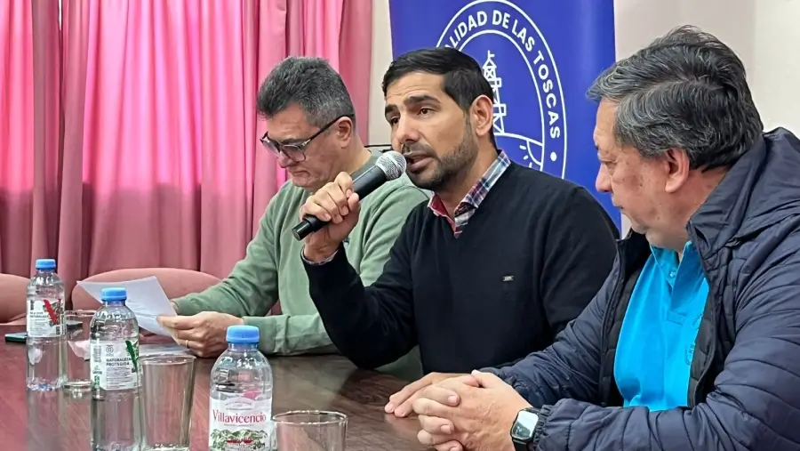 El intendente Iván Sánchez durante su discurso en la firma del convenio para fortalecer el Hogar de Ancianos Padre Eligio Giacomozzi.