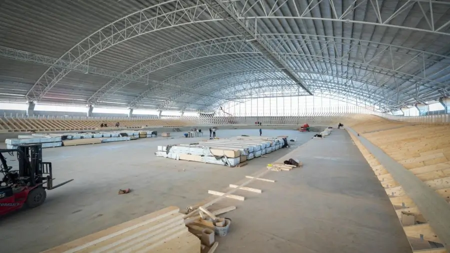Vista general del interior del Velódromo de Rafaela en construcción con la nueva pista de ciclismo de nivel internacional