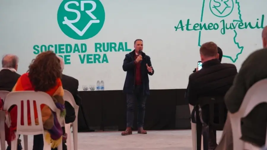El ministro Lisandro Enrico durante la apertura de sobres para obras hídricas en Vera