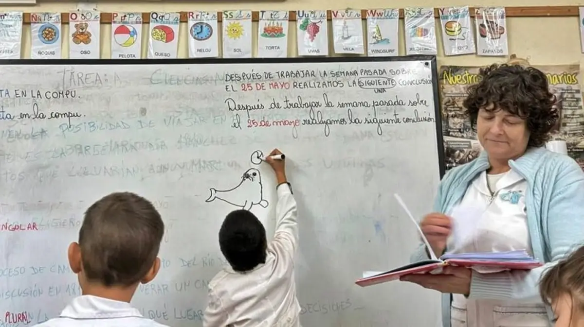 Docente dictando clases en una escuela de Santa Fe