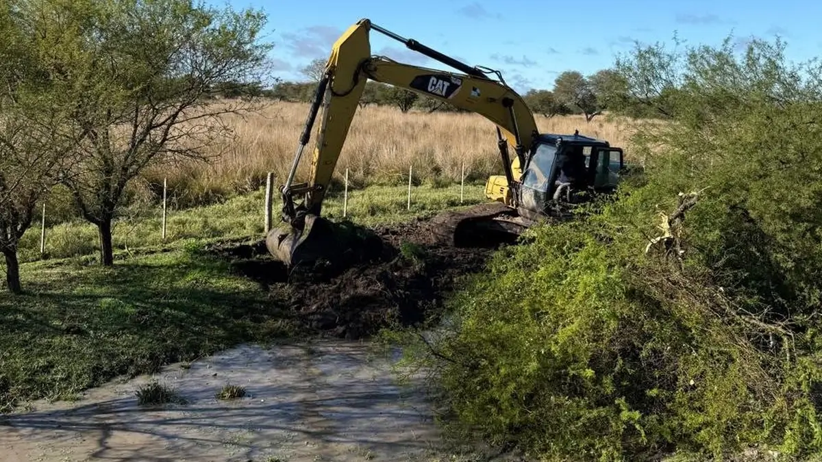 Retroexcavadora realiza tareas de limpieza en canal de desagüe del este de Avellaneda