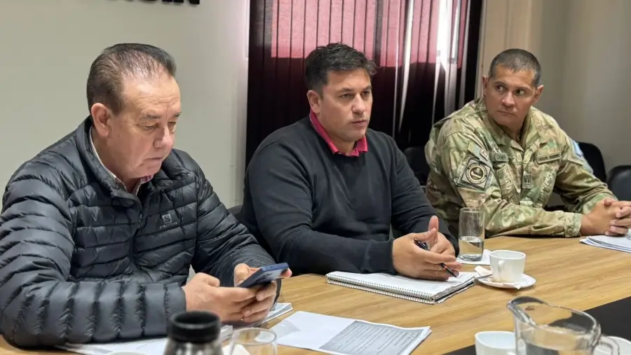 Orfilio Marcón junto a funcionarios provinciales y representantes del Ejército Argentino en Villa Ocampo