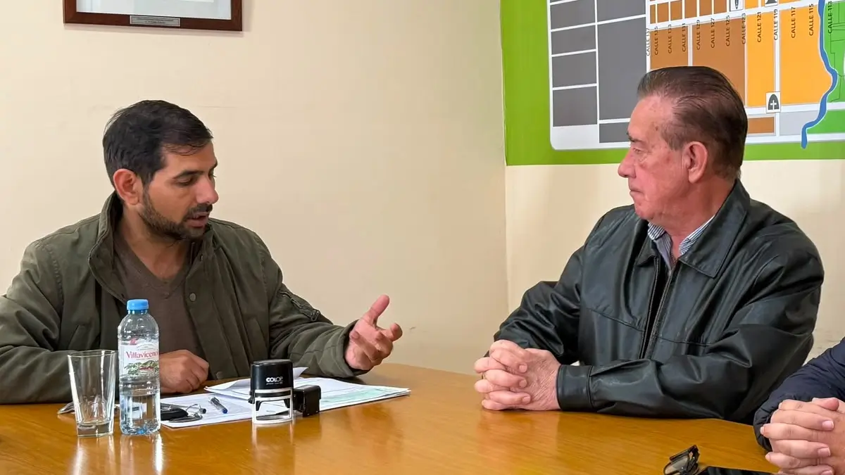 El senador Orfilio Marcón junto al intendente Iván Sánchez durante la visita institucional realizada en Las Toscas.