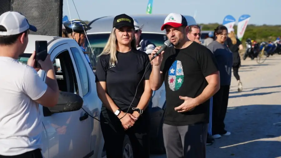 Gonzalo Braidot y autoridades durante la bicicleteada que unió Avellaneda y La Sarita.