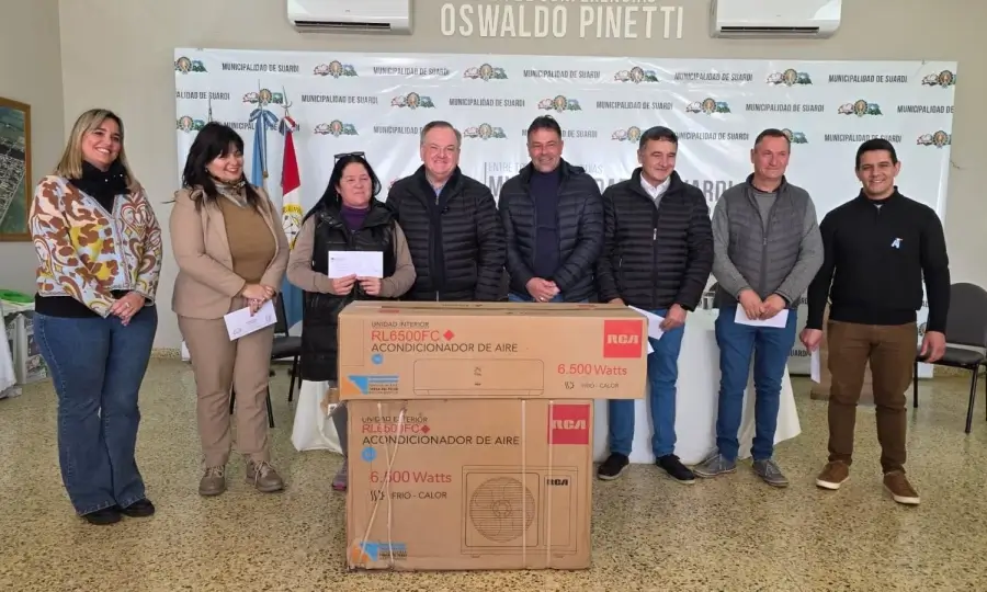 Felipe Michlig entrega un aire acondicionado al Club Barrio San Miguel de Suardi durante una jornada institucional