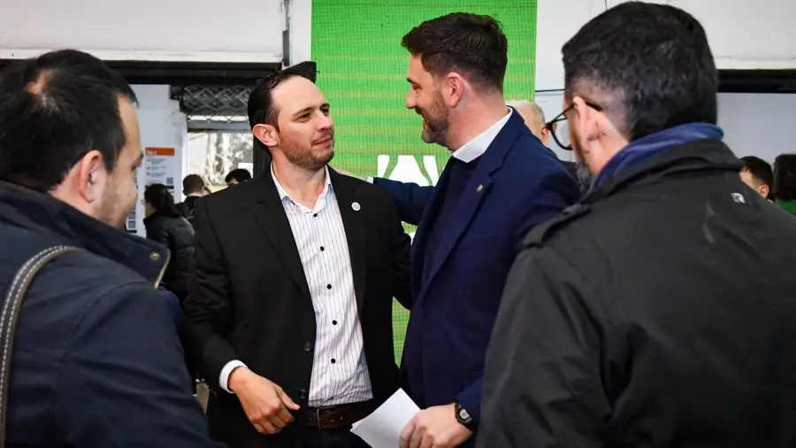 Enrique Estévez junto al intendente Cristian Marega durante la apertura del Foro Nacional de Humedales en Villa Ocampo