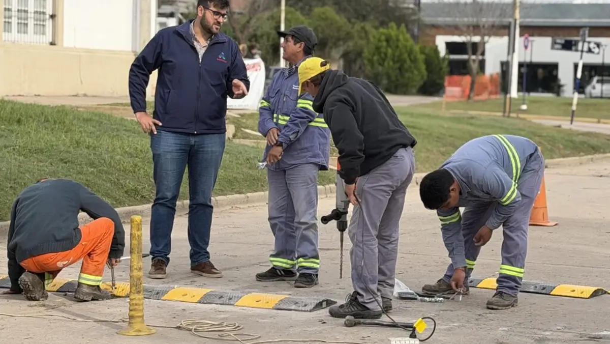 Trabajadores municipales instalan reductores de velocidad en una calle de Avellaneda para mejorar la seguridad vial