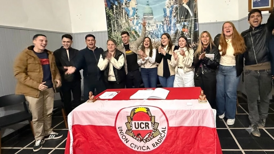 Integrantes de la nueva comisión de la Juventud Radical del departamento General Obligado.