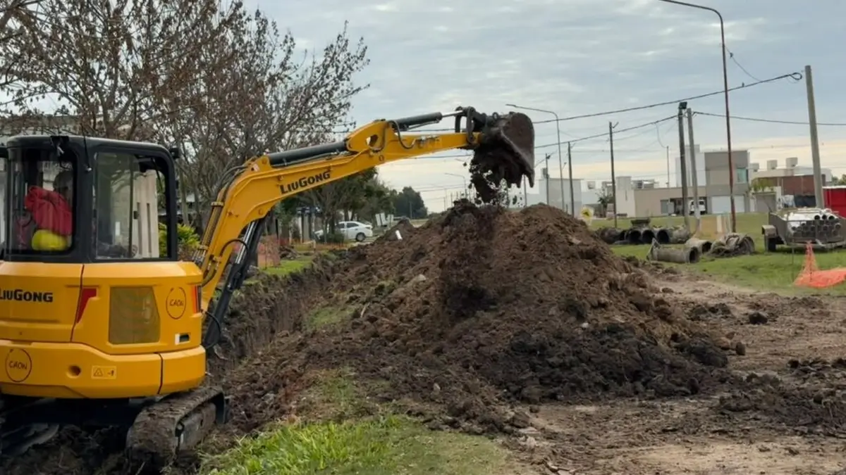 Trabajos de ampliación de la red cloacal en barrio Padre Celso de Avellaneda