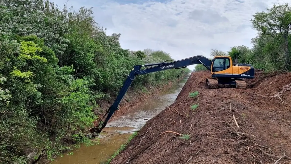 Maquinaria ejecutando trabajos de limpieza de canales para mejorar el drenaje y reducir el riesgo hídrico en Santa Fe